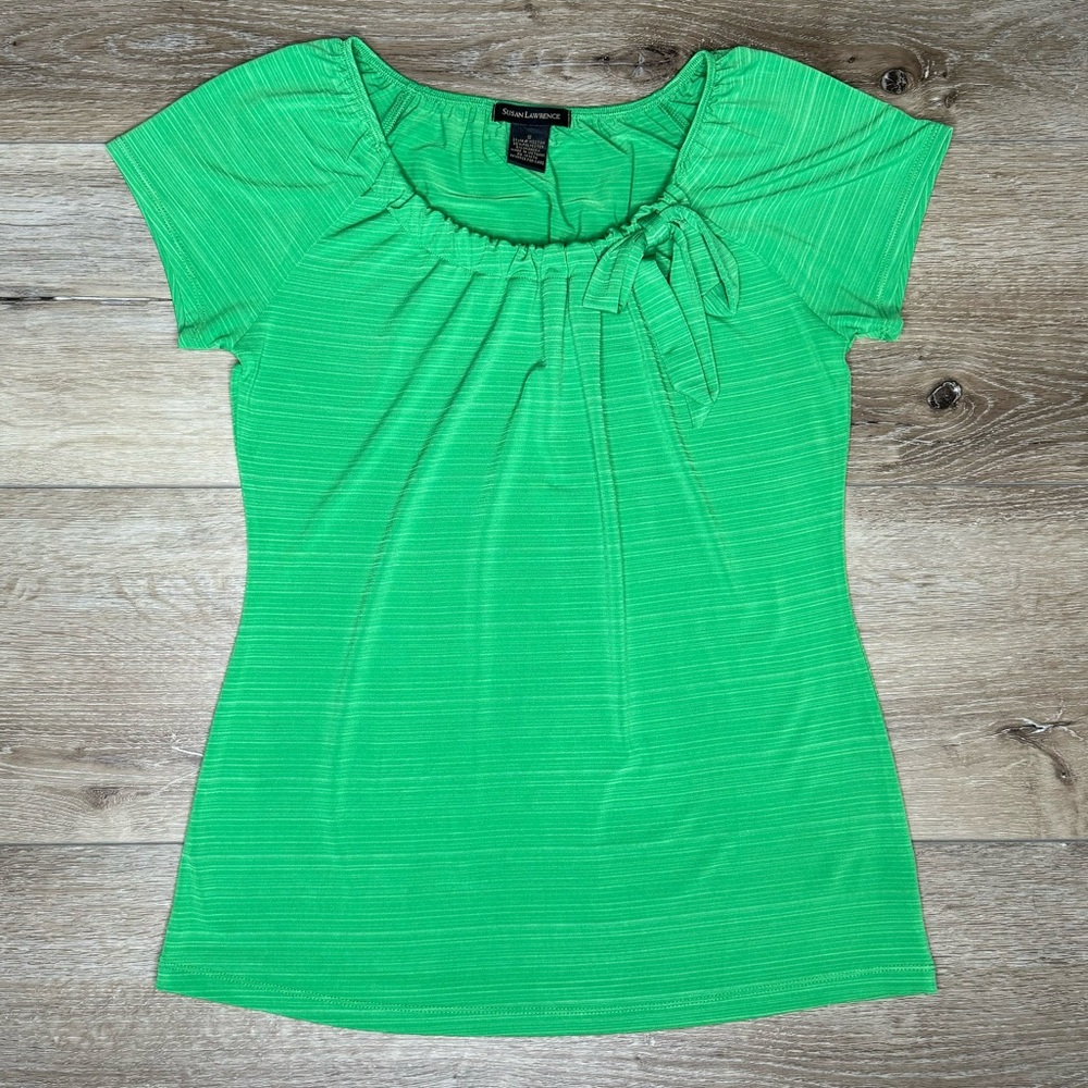 NWOT SUSAN LAWRENCE Green Short Sleeve Shirt Silky with Bow